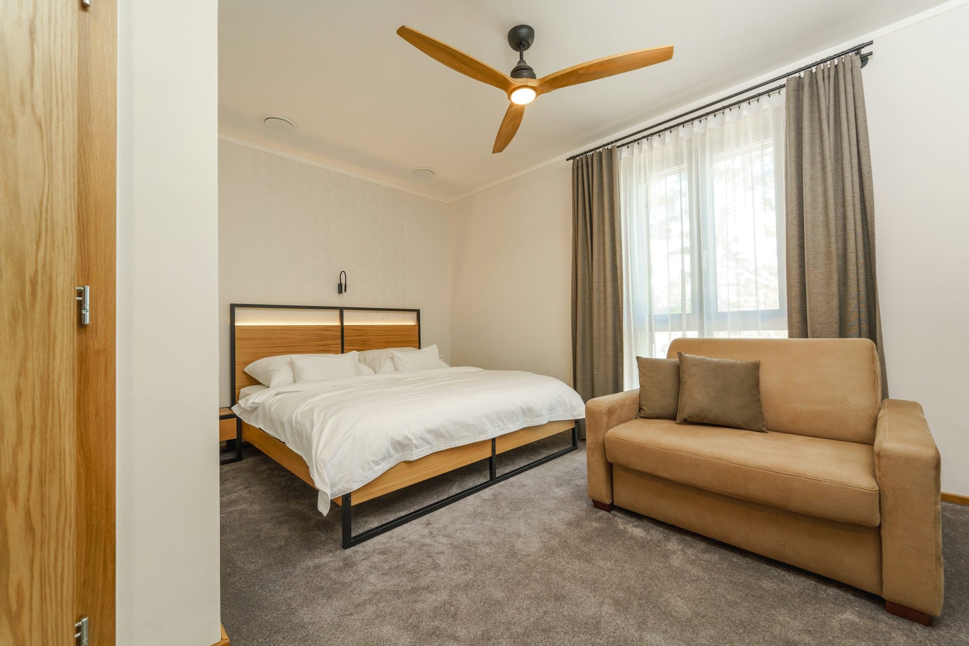 bedroom with ceiling fan