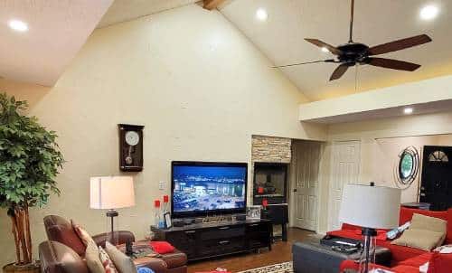 bedroom with ceiling fan